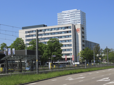 907108 Gezicht op het complex studentenwoningen 'Canvas' (Van Heuven Goedhartplein 13a) te Utrecht, vanaf de Beneluxlaan.